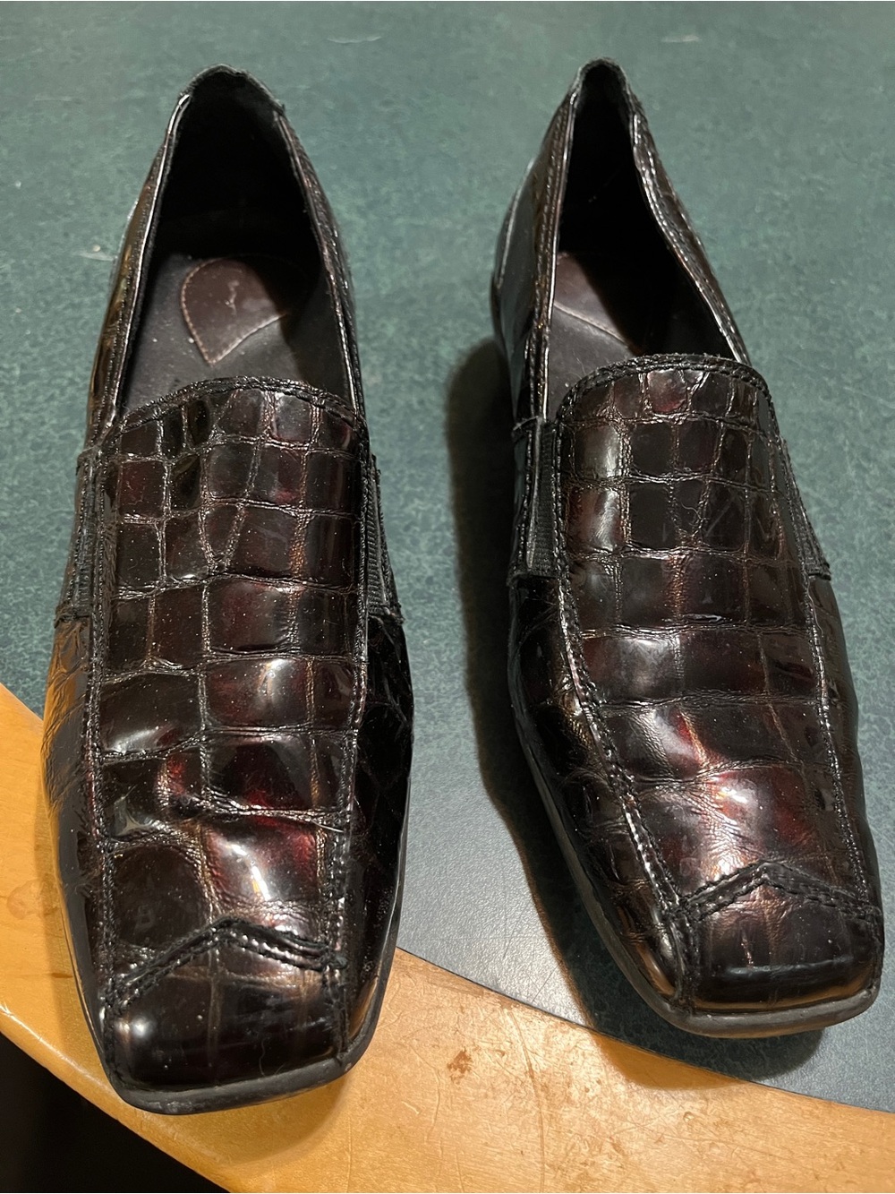 Womens  Croc-Embossed Leather Slip-On Loafers - Dark Brown. 7.5